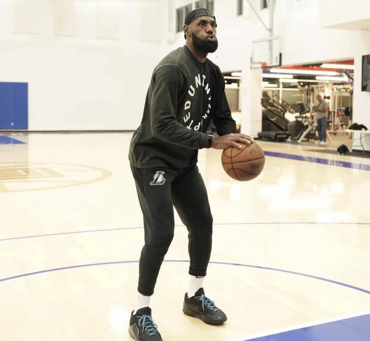 PG平台-神奇！詹姆斯一战成名，拿下三双完美表现的简单介绍