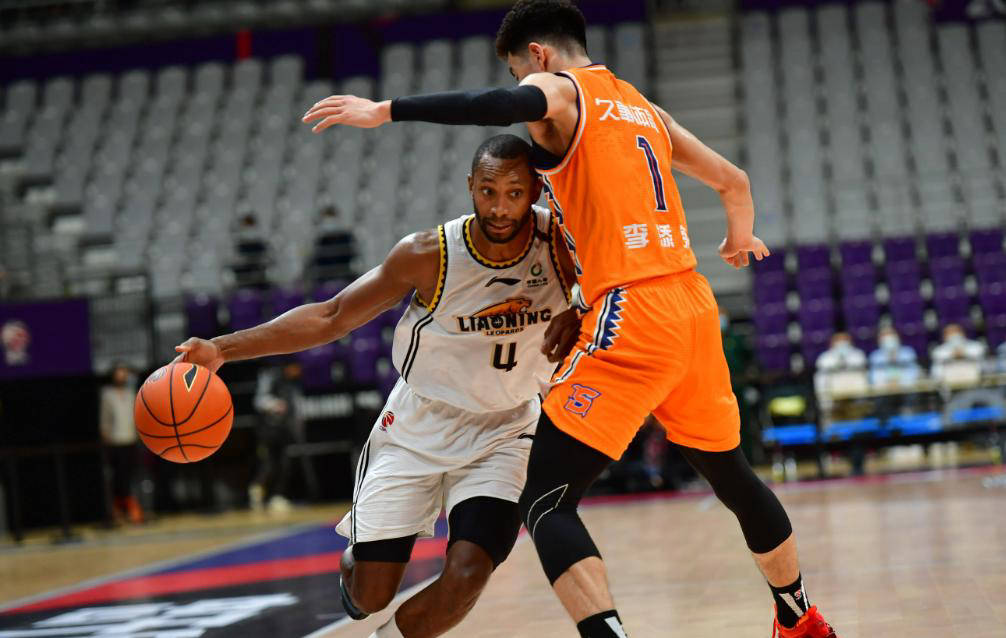外援球员表现抢眼，CBA联赛竞争激烈
